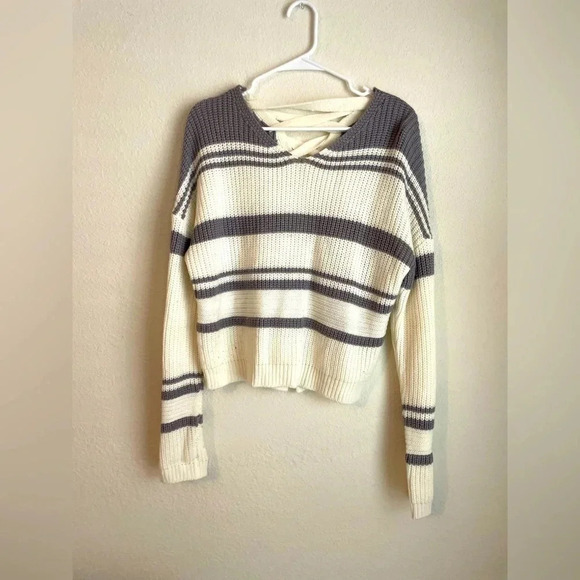 Derek Hearts grey and white acrylic sweater with cross back size L - Picture 1 of 5